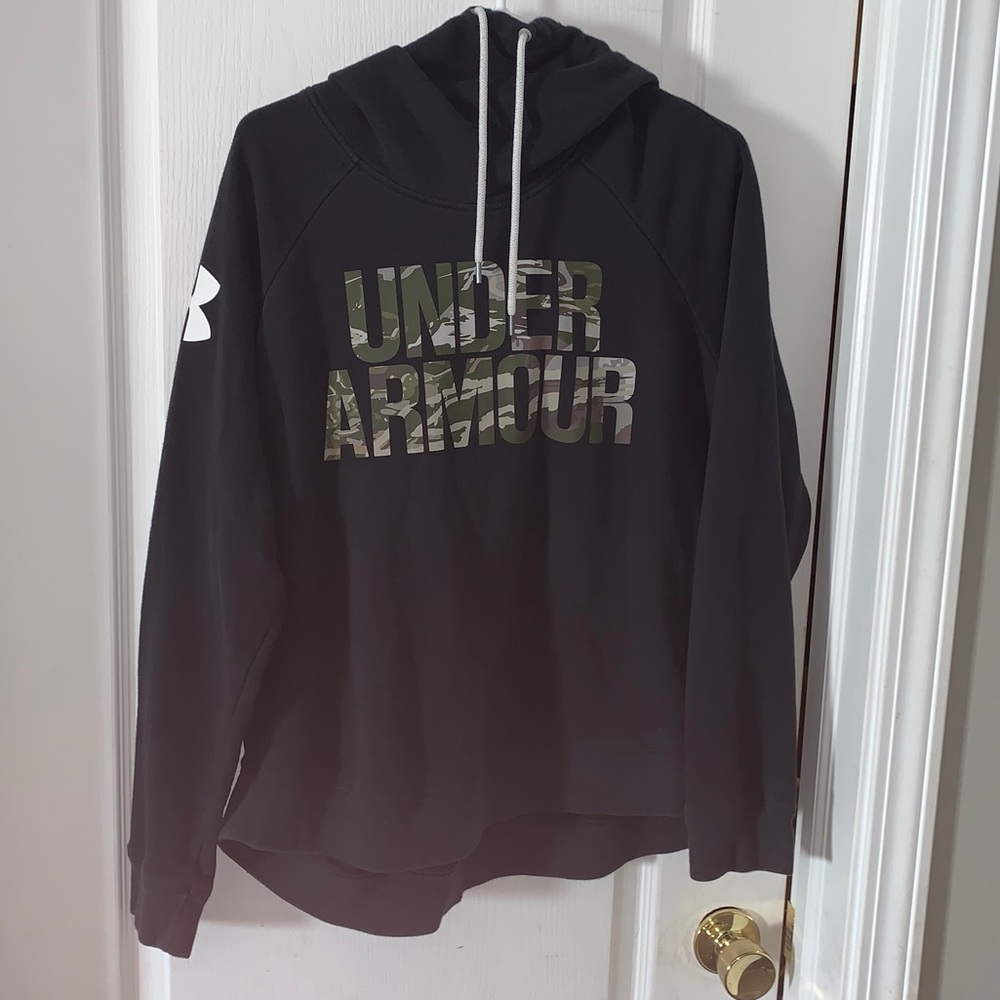 👻 Women’s Black & Camo Under Armor Sweatshirt